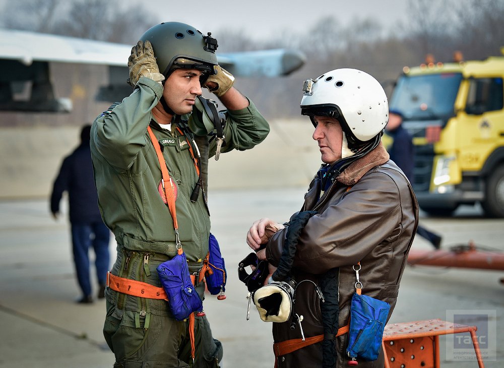 Russian_Defence's tweet photo. 1 more #INDRA2017 photo essay by Yuriy Smityuk.Features -1st in history- mixed #India|n & #Russia|n Su-30M2 crews at Tsentral'naya Uglovaya,nr.Vladivostok,where 22nd Guards Fighter Aviation Regiment is based.Su-30M2 is Su-30SM's somewhat inferior brethren. https://t.co/hEaLqX6bL9 https://t.co/MsqhEpVzZZ