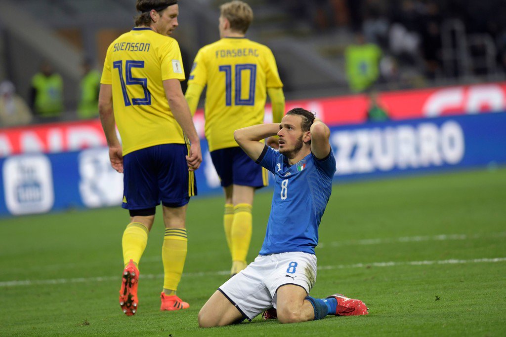 Bolanet's tweet photo. #LiveBolanet FT: Italia 0-0 Swedia (Agg. 0-1) | Shots: 24-4 | Possessions: 76%-24% | Tackles: 10-15 | Corners: 7-0

Piala Dunia kali ini tanpa Italia. Good bye. https://t.co/mck2NeORK4