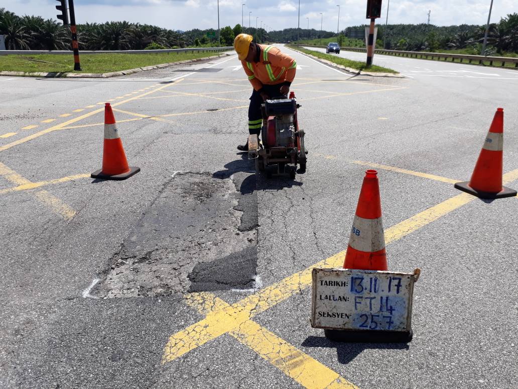 Roadcare_T2's tweet photo. TmpalanKekal di FT14 Jln JerangauJabor sek 25,Cheneh oleh #teamroadcare #zeropotholes #InfraRakyat  @jkrkemaman   @JKRMalaysia  @MOWorks https://t.co/Vqk6kGjbYp