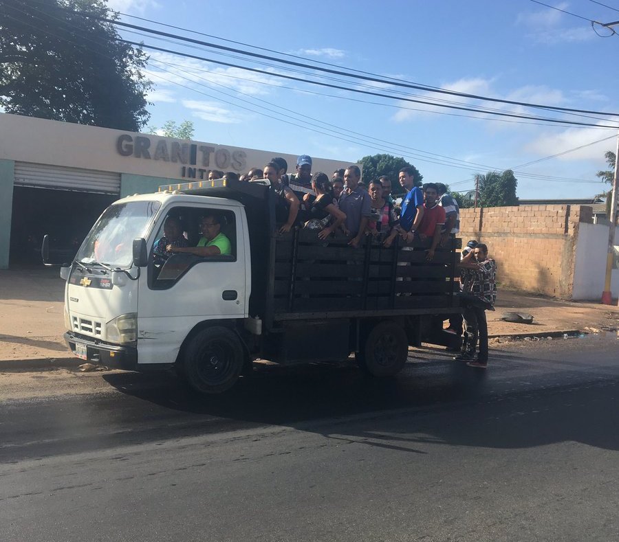 CopeiHeres's tweet photo. En Ciudad Bolívar el Psuv y su alcalde Sergio Hernández someten al pueblo a las peores humillaciones. Transporte público ofrecido por la Alcaldía https://t.co/37nnmyOhvM