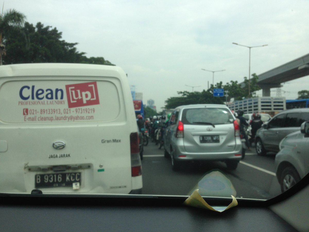 DeejayBudi's tweet photo. @TMCPoldaMetro uki semrawut mendambakan kehadiran polisi saat ini https://t.co/rubLRB5Z2w