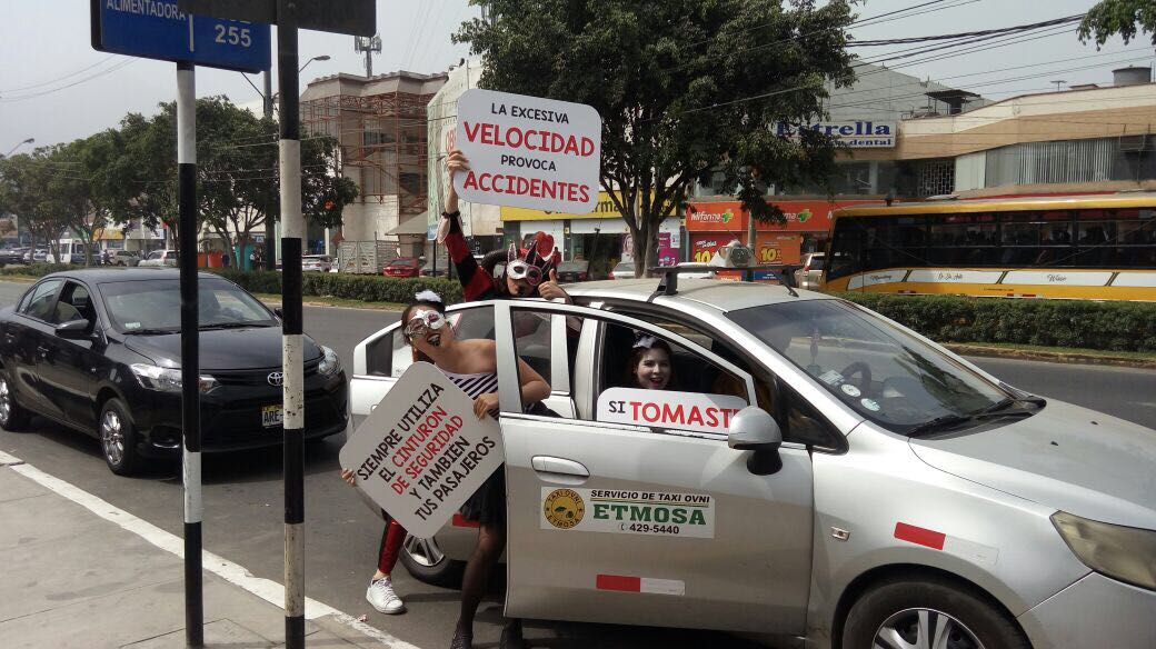 touring_peru's tweet photo. Desde este domingo 12 de noviembre hemos iniciado la campaña por el #RecuerdoDeLasVíctimasDeAccidentesDeTránsito con apoyo de la Municipalidad de La Molina buscando capacitar a niños con nuestro #BusEscuela y así difundir la #SeguridadVial https://t.co/FeRcm0LcJk