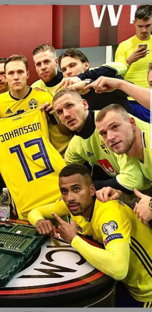 Jarnlevern's tweet photo. Hela laget hyllar Johansson medan Lustig precis sett sig själv säga fittor i direktsändning. https://t.co/rDXqQGQQ23