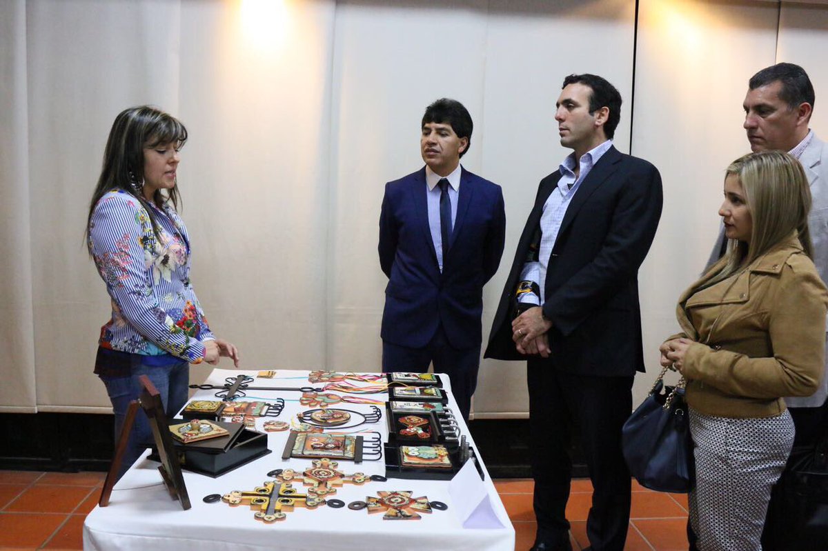 ProEcuador_'s tweet photo. Ministro @CampanaPablo conoce los productos de los artesanos de Cuenca en su vista a Cidap. #ComercioEcCuenca https://t.co/Q1tVD6ZROS