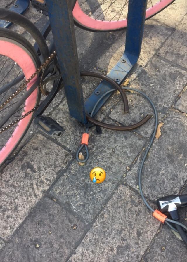 BicisRobadasMX's tweet photo. Lo que ocurre en #ForumBuenavista es una muestra de que al @GobCDMX de @ManceraMiguelMX  le importa un carajo la seguridad de los usuarios de bicicleta. Miles de reportes, sin temor a exagerar, en los últimos años, y ninguna acción para frenar este ilícito. #QuéVergüenza https://t.co/8SAU4dHR34
