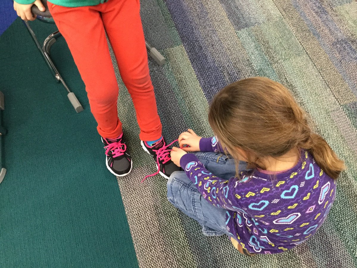 librarygrl2's tweet photo. #classroombookaday You Hold Me Up by @ltldrum with 1st gr. We drew pictures of how we can hold each other up. We caught someone helping another student too. ;) #wisnativenov17 @WisDPIais https://t.co/q1GRoh1t9A
