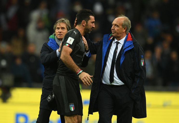 Gianluigi Buffon bersama pelatih Italia, Piero Ventura usai kekalahan