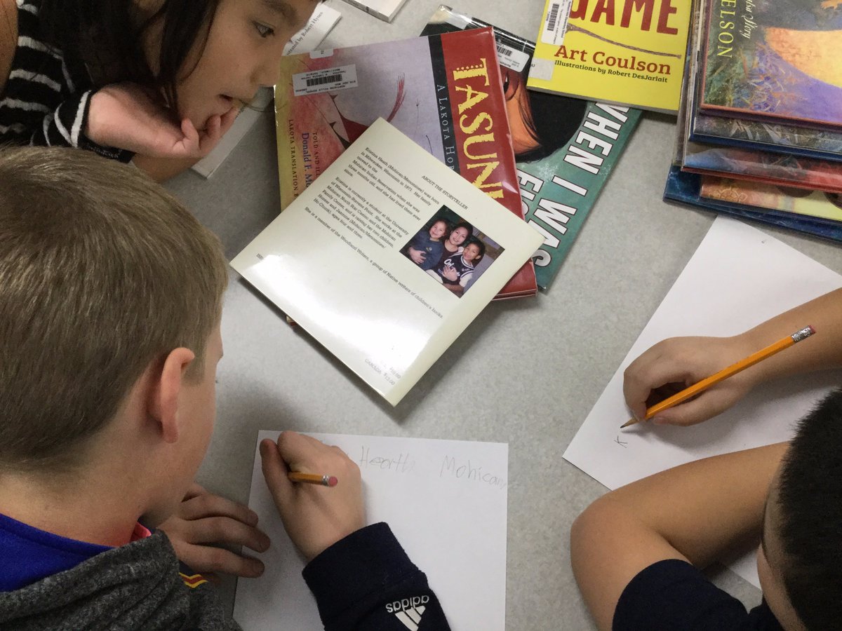 librarygrl2's tweet photo. 3rd grade students are learning about Native authors & illustrators. #wisnativenov17 https://t.co/EeU88XJKyN