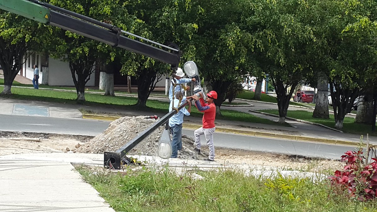 InfraCarrizal's tweet photo. @AlcCarrizal Colocación de iluminación Plaza Guaicaipuro Montaña Alta. #Seguimos #Trabajo #Ejemplo #Defenfiendo Gracias colaboración de #Corpoelec https://t.co/7Z3kMgKZdF