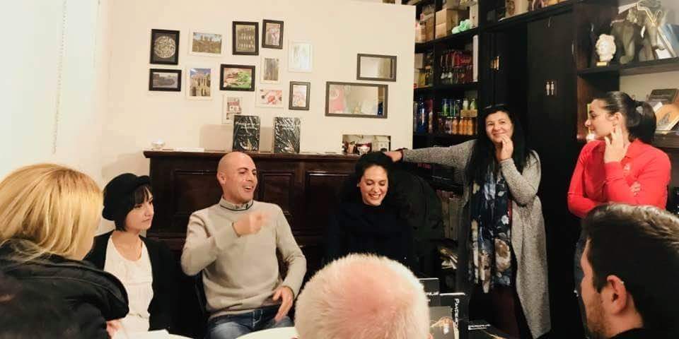 TotiDeck's tweet photo. E la prima presentazione è andata. 
Grazie di cuore! 
#LeggereÈUnDovere #Pandemonium #romanzo #PandemoniumTour https://t.co/svZxZ0321p