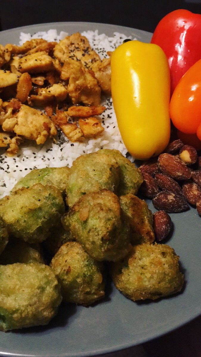 AustinHogie's tweet photo. @RomboughDeb Eating for one tonight: Chia Seed Rice with pan fried chicken seasoned with old bay, fried broccoli, sweet peppers, and smokehouse almonds. https://t.co/5fL3myFIDZ