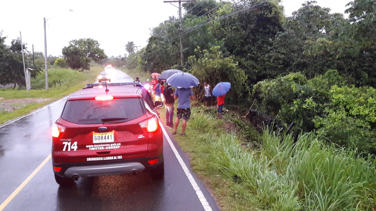 Esta tarde vehículo tipo sedán se salió de la vía en Los Uveros de Penonomé, vía hacia La Pintada. Conductor ileso.
