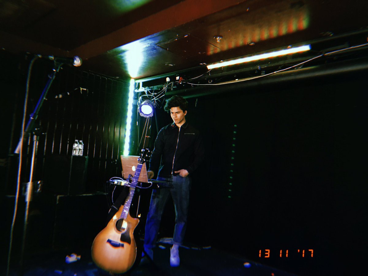 viralhealy's tweet photo. had the best night💕 13.11.17 #AlexAionoLDN https://t.co/ED2pAMTlKJ