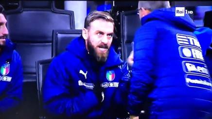 angelomangiante's tweet photo. Ha amato la maglia azzurra come quella tatuata sulla pelle. Campione del Mondo a 23 anni. 117 presenze di passione. 
Fino all'ultima battaglia, in cui si è scontrato con il Ct. Perché non ci stava ad arrendersi così. 
Un Campione vero, in campo e fuori. #DeRossi #ItaliaSvezia https://t.co/x2EBWiksYW