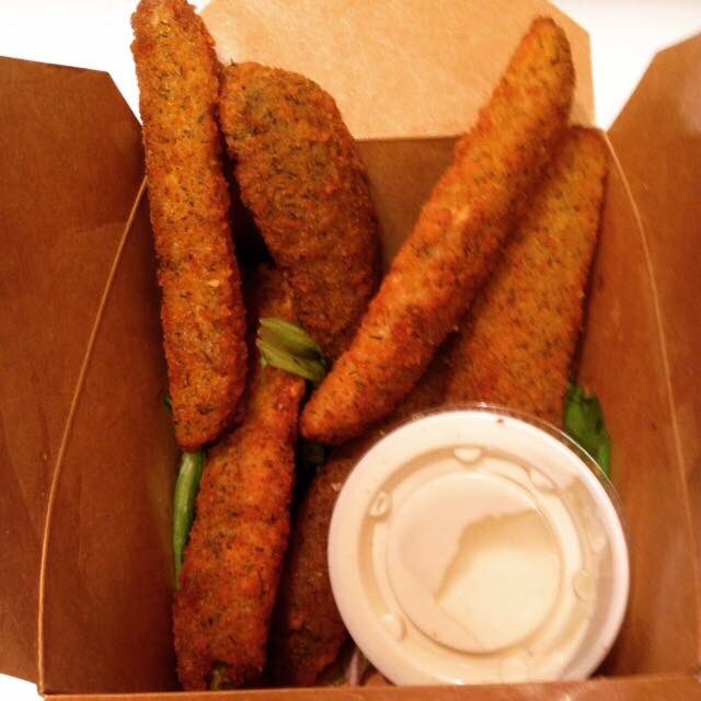 KitchenSprout's tweet photo. #MondayNightFootball #GamingNGrazing #Homegating #Friends #Mouthgasm #Foodporn #Calamari #BaconPoutine #DeepFriedPickles #FishNChips #ComfortFood #GuiltyPleasures #Celebrate #Beer #GamingAllNight #CheersFromToronto🍺🏈🍺🏈🍺 https://t.co/kLHvNuOAsT