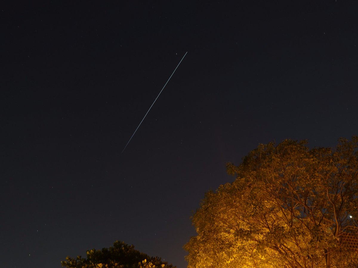 boeprofesseur's tweet photo. When your "house" passes over mine at over 28,000 km/h ! 
Quando la tua "casa" passa sopra la mia a oltre 28.000 km/h!
@astro_paolo @AstroKomrade @Astro_Sabot 
@Space_Station  @NASA @esa 
#space #ISS #Exp52 https://t.co/RwxaQhkOzz
