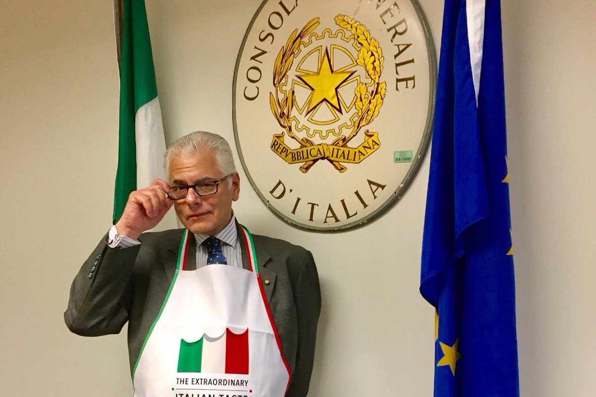 ItalyinLA's tweet image. #CooksVsCons Italian Style! Who do you think is our real chef? 👨🏻‍🍳 @verde_cgla will happily  hand over his apron to Star Chef #LeandroLuppi upon his arrival in #LA  for the World Week of Italian Cuisine #ItalianTaste #ItalianFood #Excellence 🇮🇹🌍👩🏻‍🍳🍝