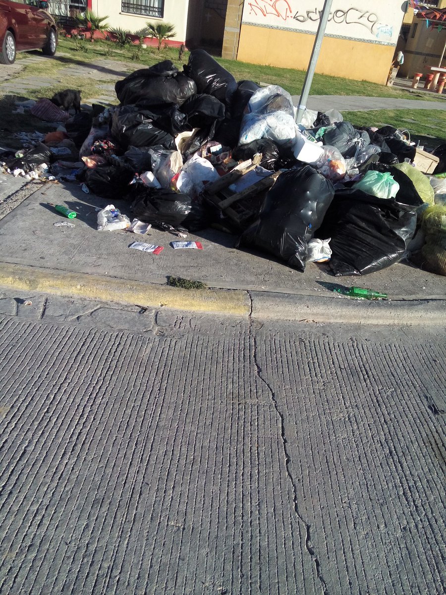 gauchillo87's tweet photo. @NTelevisaPuebla @ehecatlmello Ayuda porfavor 20 dias sin q pase la basura en misiones de san fco seccion 10 ya se reporto al 072 y no vienen se llena el camion antes y ya no regresa https://t.co/BB1ce3kEpj