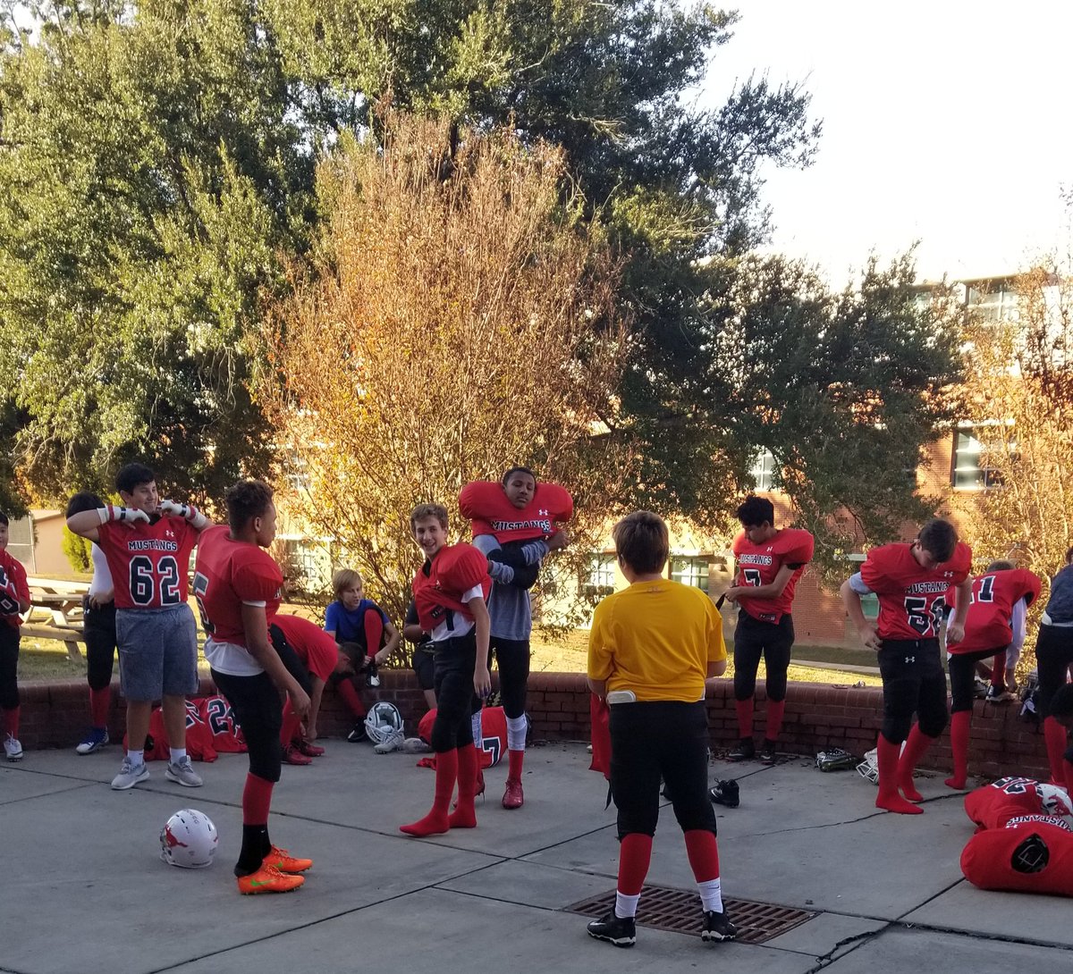 CoachLeon716's tweet photo. TEAM GETTING READY!!! https://t.co/mPoHxIQPNK