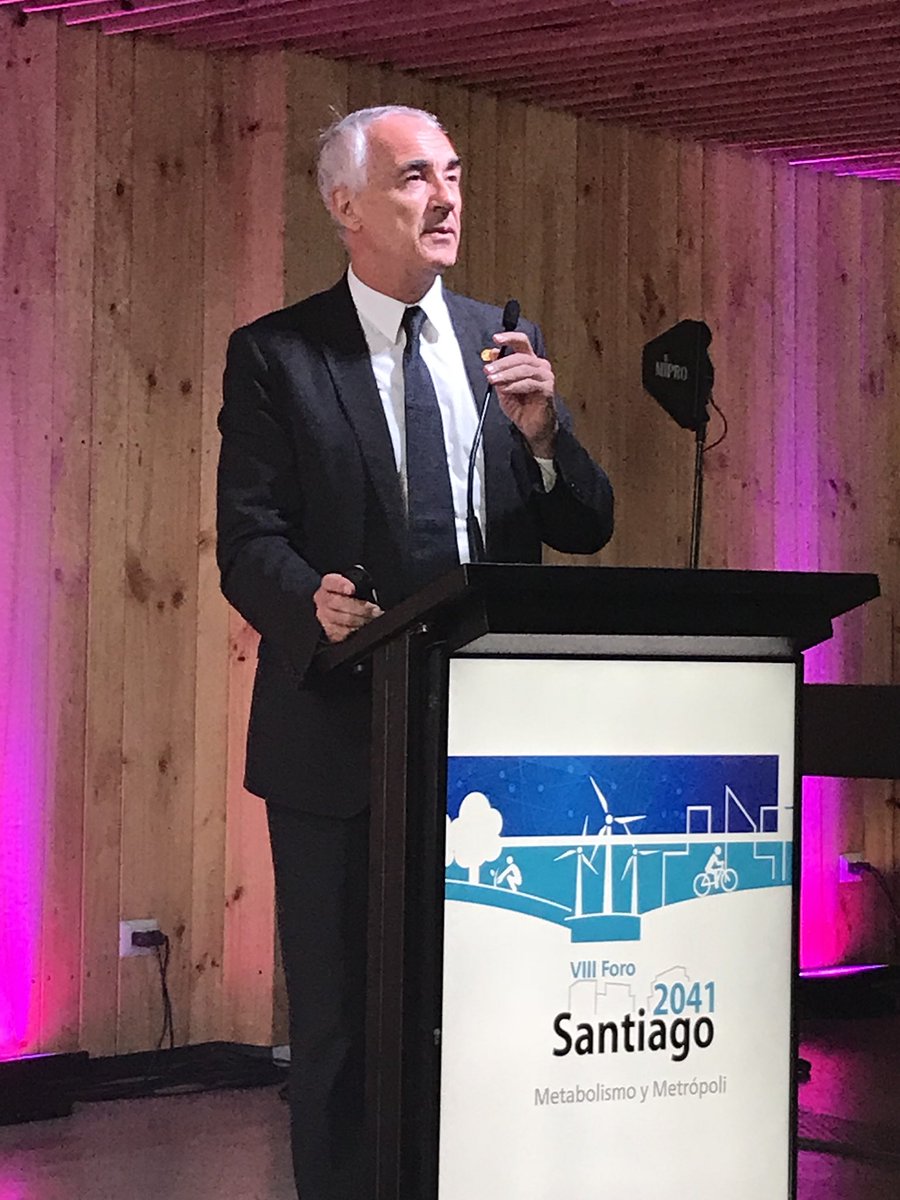 diazjuanignacio's tweet photo. ForoSantiago2041. Un privilegio compartir con @Enel_Chile y @UDD_cl @pallards Todos por un transporte eléctrico y digitalizado. https://t.co/VnOEBnCQwk