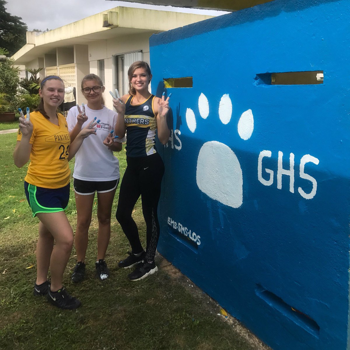 ermalol's tweet photo. #GuamHighGivesBack 🐾🌴🌈 https://t.co/EGONCRxGgO