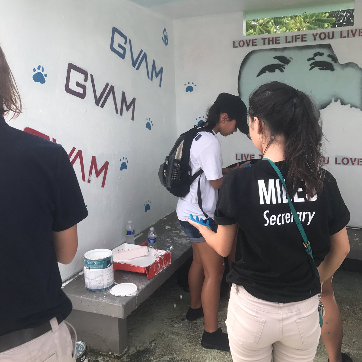 GuamHigh_SGA's tweet photo. #GuamHighGivesBack by painting bus stops in Sinajana. 🐾 #GHS https://t.co/J8iu11jAV4