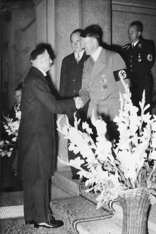 NSDAPHistory's tweet photo. Adolf Hitler greets British Prime Minister Neville Chamberlain at the beginning of the Bad Godesberg meeting, 24 September 1938. https://t.co/uiRuf8VbNJ