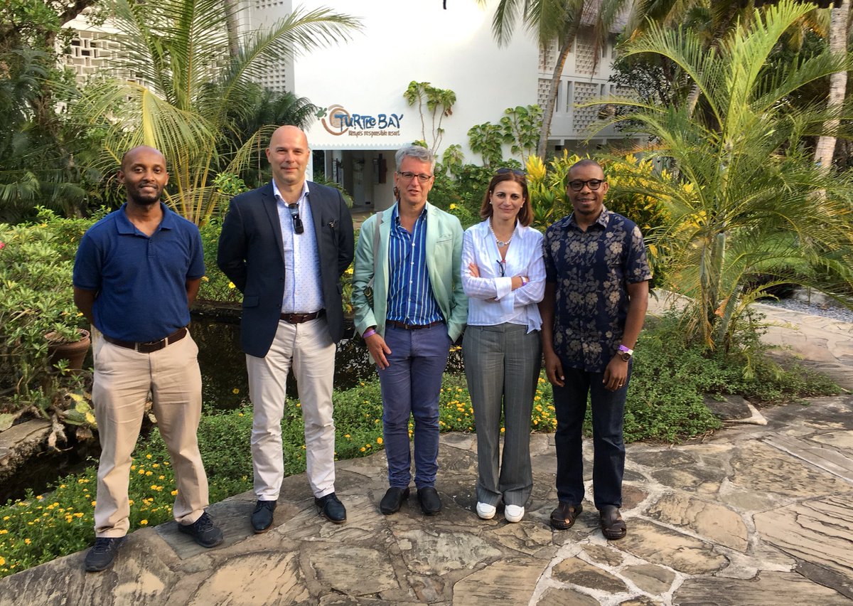 DrAhmedKalebi's tweet photo. We are so fortunate to have a world-class faculty from the British Division of the International Academy of #Pathology (BDIAP) right here in Kenya to give our Pathologists & Trainees via @EADIAP a 2-days intensive course on #Lymphoma #Cancer by the beach at Watamu #EADIAP https://t.co/i6tYqaPNrq