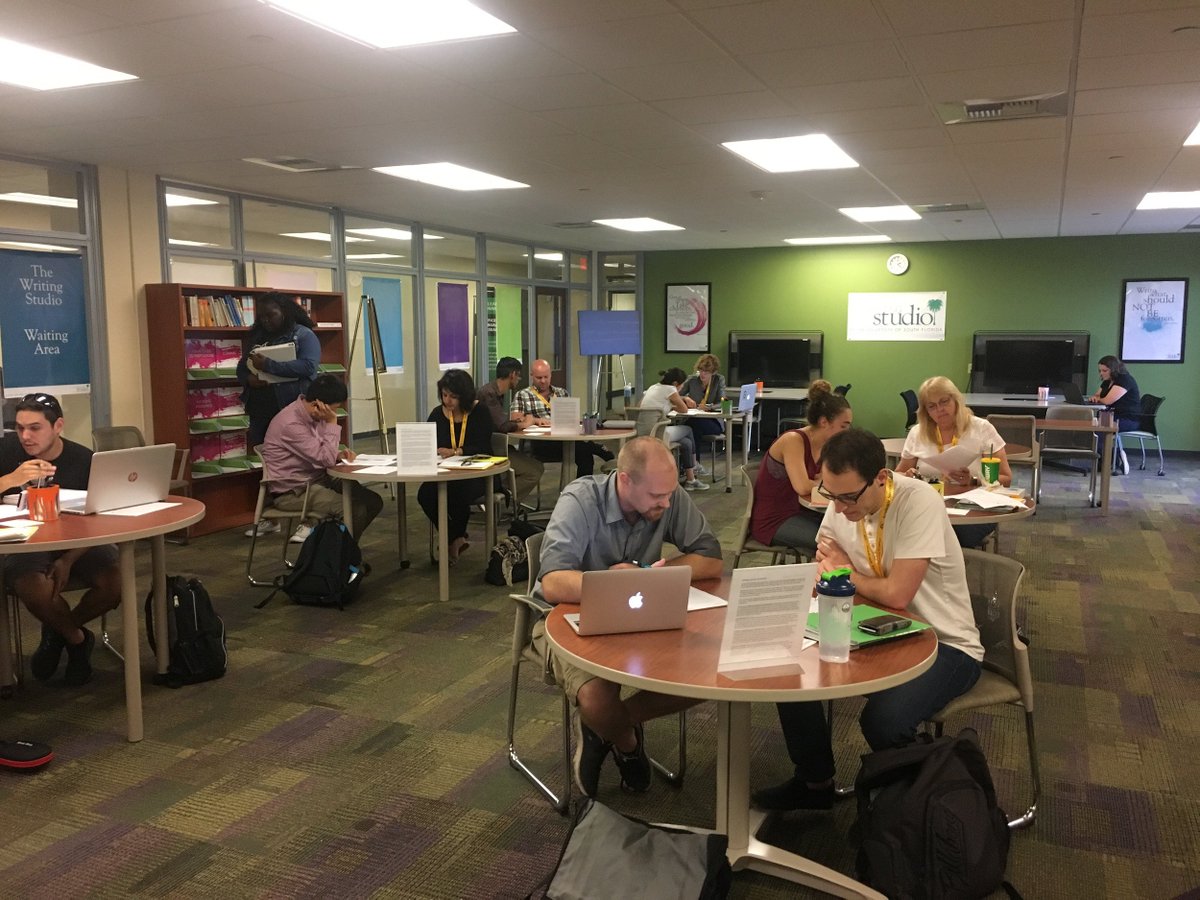 USF_ASC's tweet photo. A full house of USF writers and consultants working to improve projects! #usf #usfwriting #writingstudio https://t.co/r9ph9tviI4