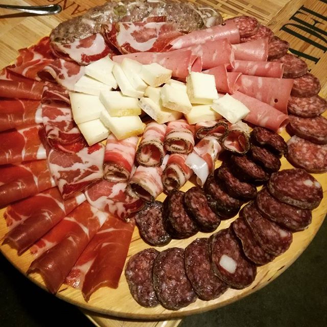 MarcoMeoni1's tweet photo. Trionfo di salumi e formaggi... #degustazione #salumi #formaggio #enoteca #vino #wine #winebar #aperitivo #laparnanza #portorecanati #domenica #amici #italianfood #instafood #pornofood #foodporno #instapic #friends #amazing #awesome #cool #happy https://t.co/uIt0UYKP3u