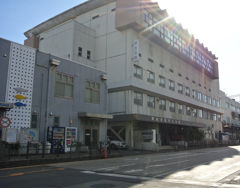 豊洲市場ドットコム 最近 築地市場 跡地問題でチラホラ名前が挙がる築地市場 厚生会館 そのお隣には おさかな普及センター資料館 があります 入館無料ですが休市カレンダーに沿ってお休みとなるのでご注意下さい T Co Xdeka0tfzy