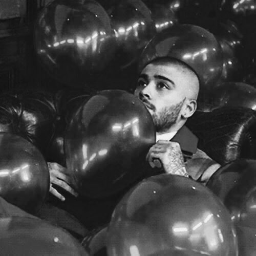 unvillrge's tweet image. olhei rapido e pensei que era uma criança de 5 aninhos brincando com um balão mas aí olhei de novo e tive a certeza de que é uma criança 5 aninhos brincando com um balão