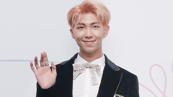 KBSWorldTV's tweet photo. [KBS World #1CLICK_News] #BTS's #RapMonster changes his stage name to 'RM' https://t.co/OJ4SY1TrT4
#kpop #knews https://t.co/YZd1zEj5ls