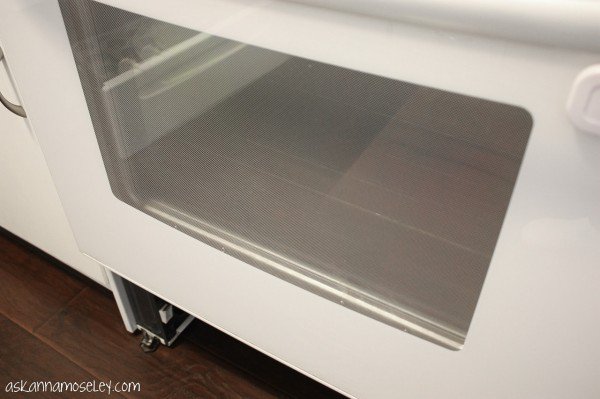 A simple tutorial that shows you how to clean between oven window glass and get rid of those pesky streaks. bit.ly/2cjIlPH