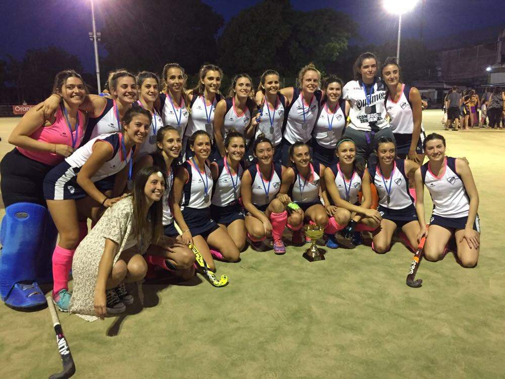 HOCKEY: El equipo de Damas Primera A obtuvo el campeonato Reubicación B/C. En el BANADE, las chicas ganaron 2 a 1 ante Hindú con goles de María Budeisky y Sol Rodríguez. ¡Feliciitaciones!