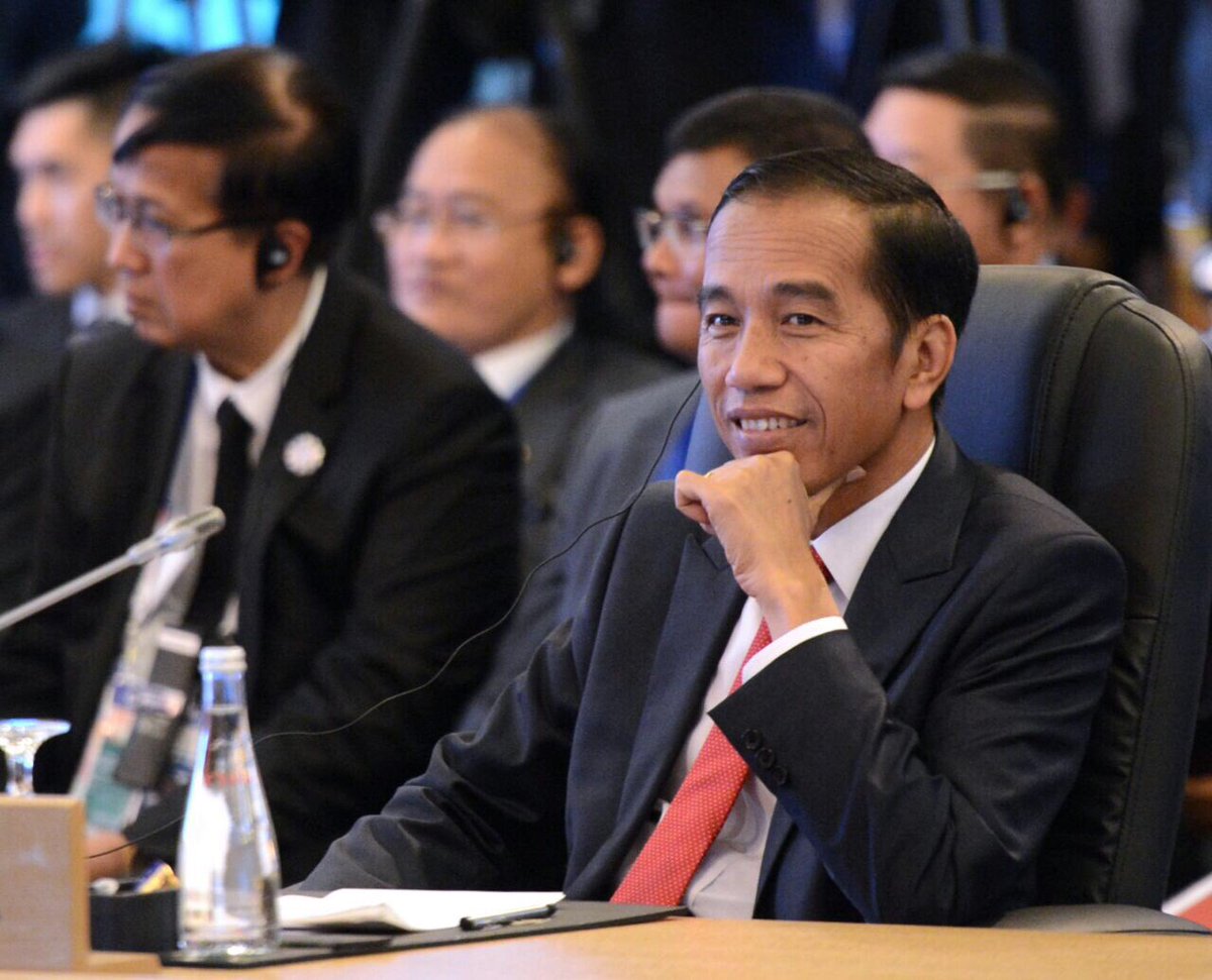 Sidang hari kedua dimulai dgn ASEAN Plus Three (China, Jepang dan Korsel) utk membahas masalah konektivitas, infrastruktur, masalah lingkungan, masalah Korut dan kerjasama bersama ASEAN dgn ketiga negara tsb #ASEANSummit