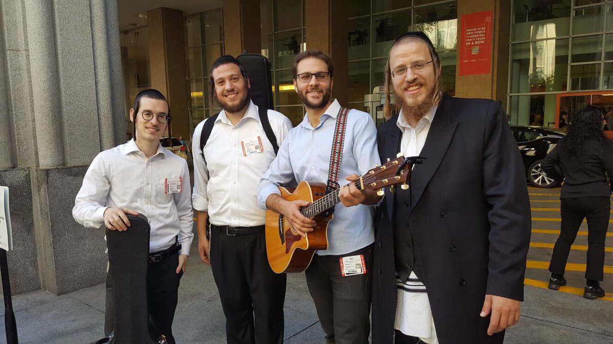 Tantzers's tweet photo. This tzadikim went around to a few hospitals making people happy @DudiKnopfler @AvidonMos
#tantzers #bringinghappiness #smiles https://t.co/q3zlP7MUi3