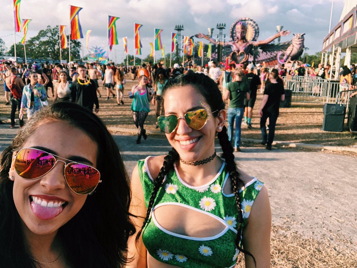 Carolinaaaa_15's tweet photo. This weekend was nothing but good vibes and even better company💗✨#ravefam #EDCO2017 https://t.co/eIQwHqIzC8