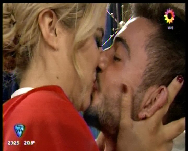 diarioshow's tweet photo. #Bailando2017 ¡¡¡ADENTROOOO!!! @flor_vigna, con el debut de su bailarín, es la primera salvada por el jurado. De premio, un súper  💋💋 con @NicolasOcchiato. @cuervotinelli https://t.co/vWlO8leAvC