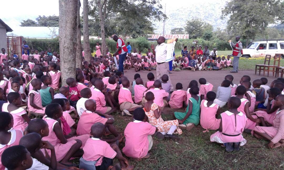 UgandaRedCross's tweet photo. Sensitisation on #Cholera continues in schools in #Kasese. This morning we are at #Kisinga P/S and the children are so keen to learn. Thanks to our #Socialmobilisation team @pokot15 @inakasiita1 @UNICEFUganda @MinofHealthUG @IFRCAfrica @ishimwee https://t.co/xcrox7gZV8