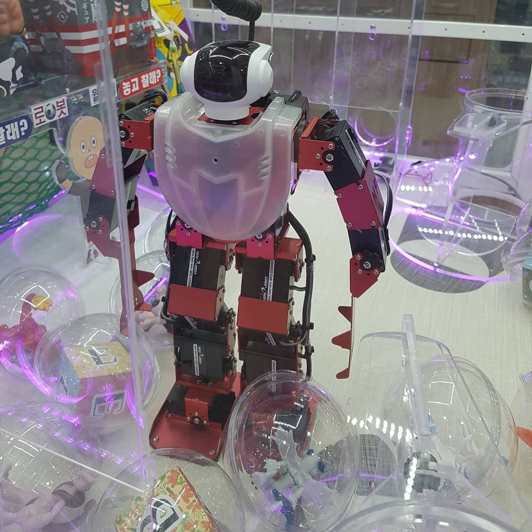realtoy2016's tweet photo. 키덜트 문화를 선도하는 국내유일 피규어 전시/판매 (주)리얼토이

리얼토이 본점에 로봇 캡슐 뽑기 기계가 설치되었습니다! 재미있어요!

#리얼토이 #리얼토이랜드 #뽑기

구매문의(전국) : 1566-8789
「OCN 드라마 "블랙" 공식 협찬사」 https://t.co/aI3zZmwXWB
