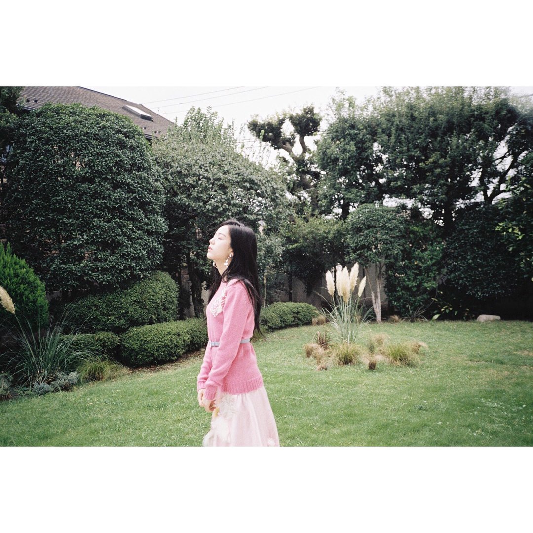 BLACKPINKCNTRAL's tweet photo. [ blackpinkofficial ] #BLACKPINK #블랙핑크 #JISOO 

#BLACKPINK#JISOO#챙람쥐#📸 오늘 하루도 웃으면서 보내세요 🌸😊 https://t.co/hZOHULkDfH