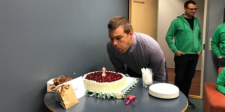 SWD_fi's tweet photo. Toimitusjohtajan 1-vuotisyllätysjuhlia vietettiin heti aamulla. Itse juhlittava oli hieman hämillään, eli meni just kuten pitikin. @petjaven https://t.co/nAKvZjmvVk