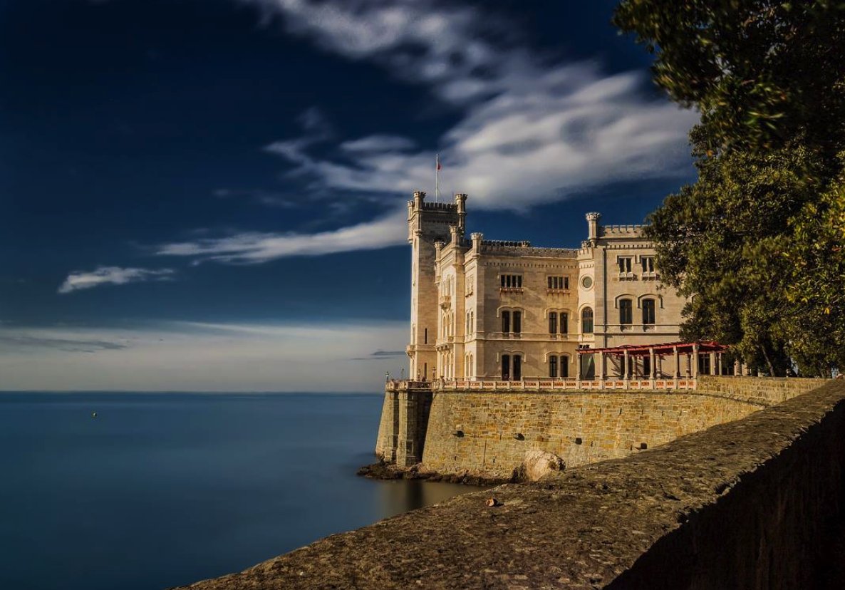 TriesteSocial's tweet photo. Fuori è ancora buio, il cielo è cupo. Intanto abbiamo acceso la luce.
Buongiorno, #Trieste.
···
IG matteo_andrei86 | #TriesteSocial #DiscoverTrieste https://t.co/n7DrVhl5LA