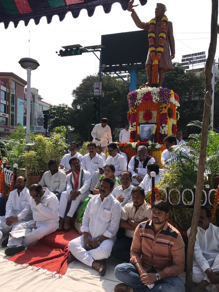 NSriGanesh's tweet photo. Today me with #VHanumanthRao Garu, #Shashidharreddy garu, #PLaxmanGoud garu , MLC #AkulaLalitha Garu at Jawahar Lal Nehru Statue Abids on account of #JawaharlalNehru Birthday.
#HappyChildrensDay #UttamKumarReddy #TPCCS #RahulGandhi @INCIndia https://t.co/EmhJAqrtxE