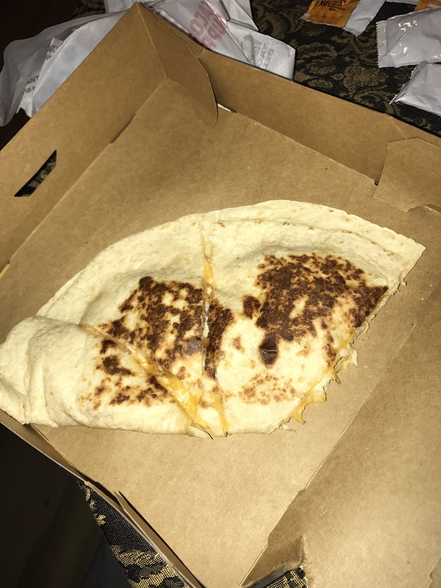 thegecrew's tweet photo. @TacoBellTeam @tacobell Hey why is 1 inch of your quesadilla not filled with ingredients? 😒 https://t.co/MpmeHBHoMo