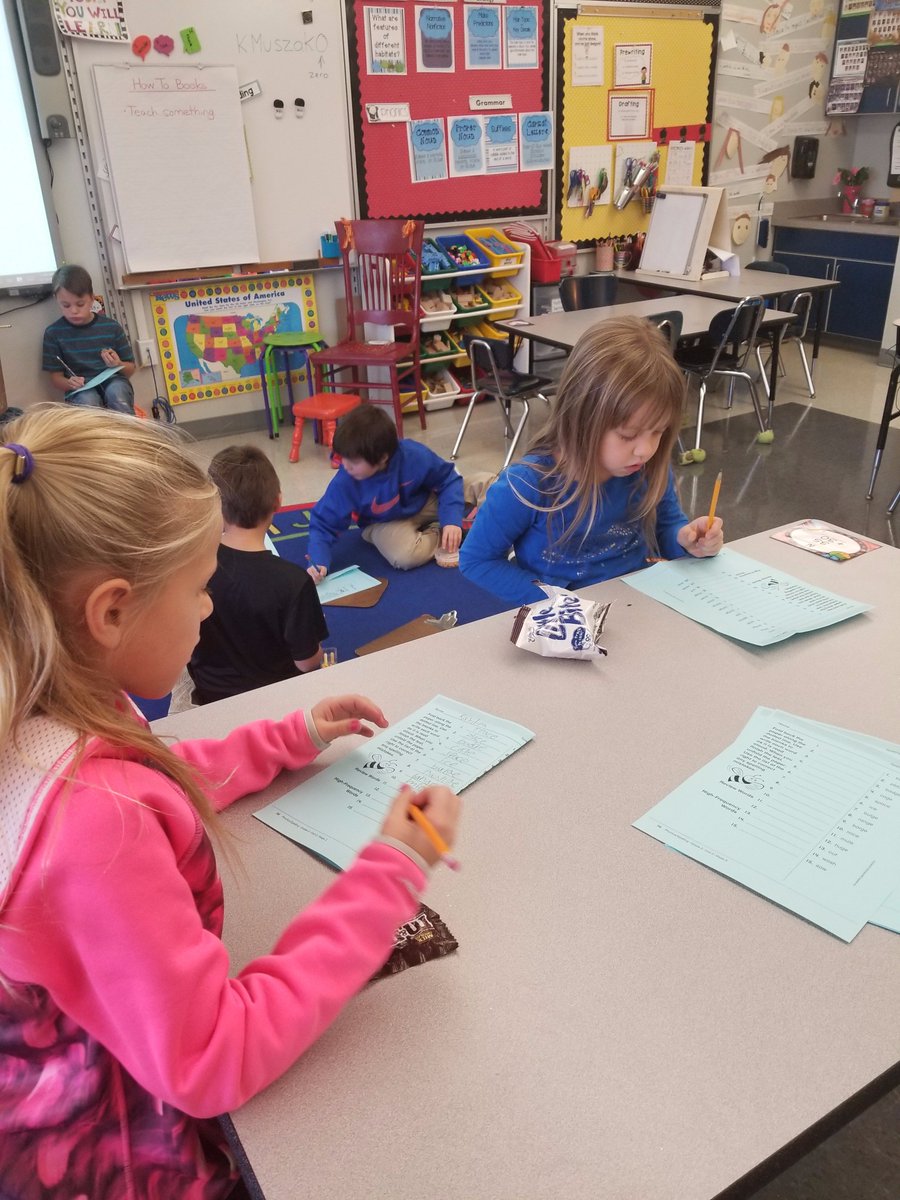colleenwiggs's tweet photo. 2nd Grade partners give each other a spelling pretest to narrow down what they have to practice. #secondgradespelling https://t.co/m9wEQ89pdH