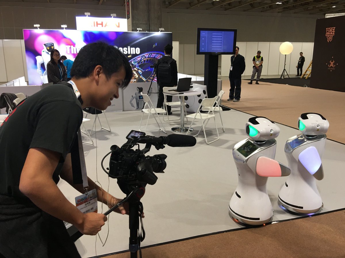 Sanbot_Robot's tweet photo. #Sanbot Elf and King Kong @macaogaming2017! Lots of great casino solutions and Sanbot is happy to share to everyone its solutions #MGS2017 #robotics https://t.co/InUnHd3end