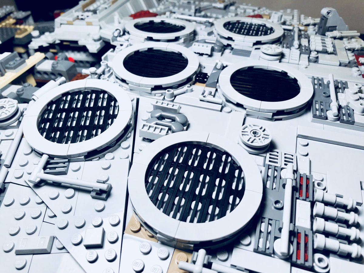 LegoBrickGuy's tweet photo. #BuildingtheFalcon: Session #11 | Session time: 90 minutes | Step reached: 1,135 out of 1,379 | Total time to date: 15 hours | The back of the Falcon is complete! #LEGO #StarWars https://t.co/qD9bpQ8qBy