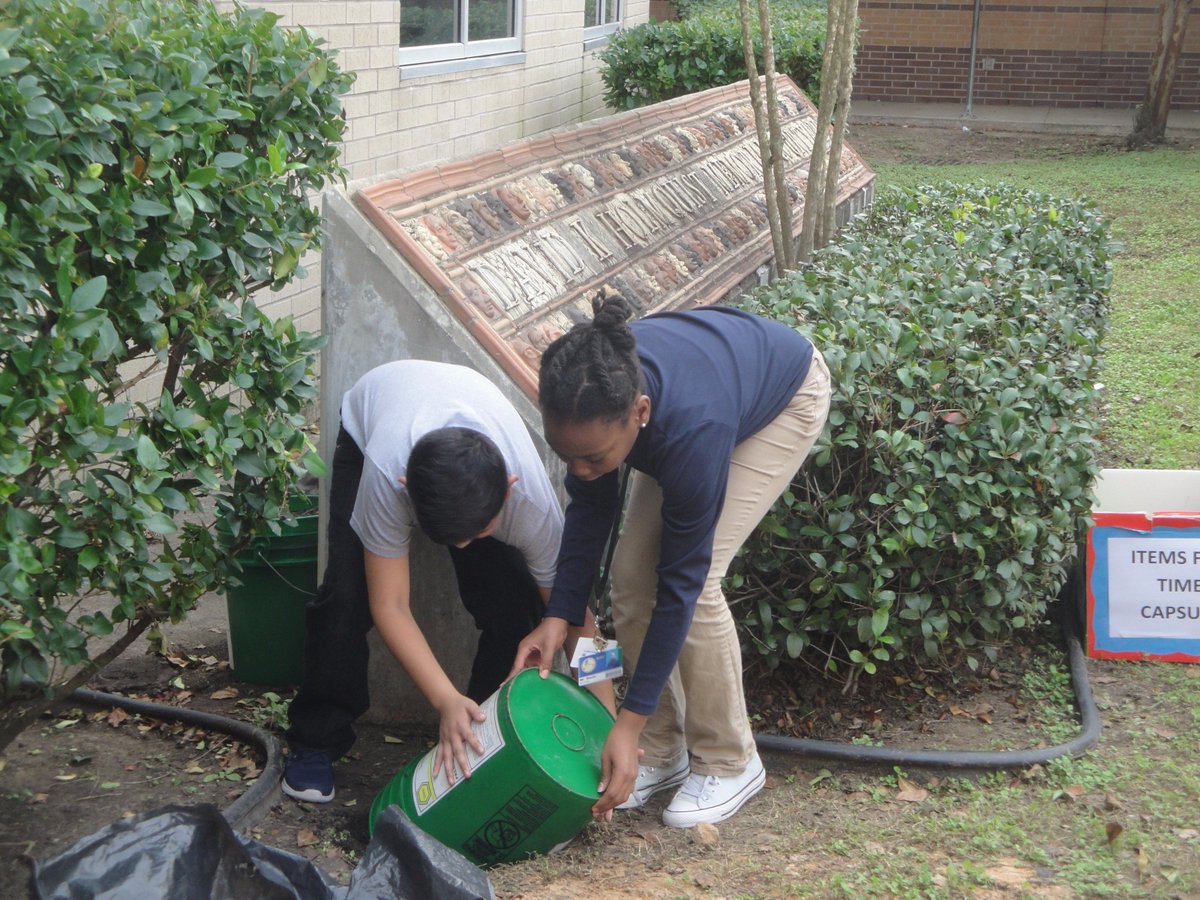 ReynaHMQ's tweet photo. Students participated actively in the Burial Event of our Holmquist Time Capsule! #HMQ2018 https://t.co/pB2AA4xMkT